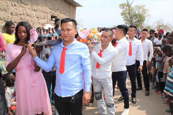 '500 anh em' Việt Nam tổ chức đám cưới cho thanh niên châu Phi: Đầy đủ mâm tráp không khác gì tại quê nhà