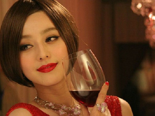 Vợ hùng hổ chuẩn bị đi đánh ghen thì lĩnh trọn cái tát nảy lửa, cô lập tức lau nước mắt rồi quay vào trang điểm làm việc quan trọng hơn