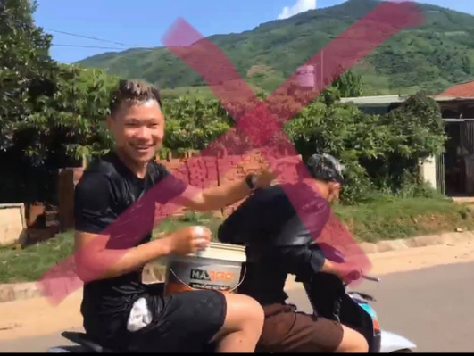 Vừa đi xe máy vừa gội đầu cho nhau, 2 thanh niên bị phạt 1,5 triệu đồng