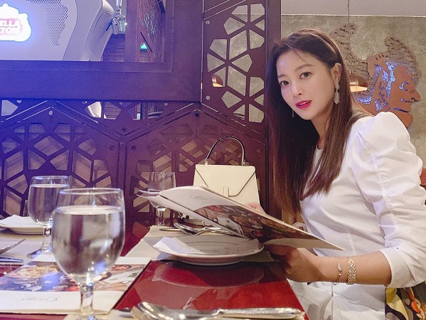 Kim Hee Sun 43 tuổi mà nhìn vẫn trẻ xinh chẳng thua kém đàn em, bí quyết chống già là bôi kem chống nắng và trung thành với gam màu này