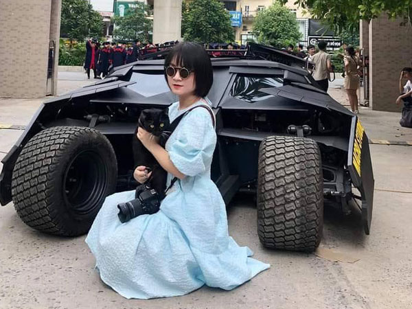 Gái xinh bị hiểu nhầm là rich kid vì bức ảnh ôm boss tạo dáng bên siêu xe ở trường Kiến Trúc