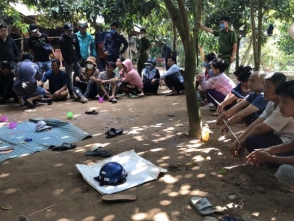 Bắt quả tang 12 'quý bà' đang sát phạt trong sới bạc liên tỉnh