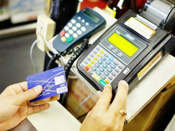 Người Việt vẫn chủ yếu chi tiêu bằng tiền mặt