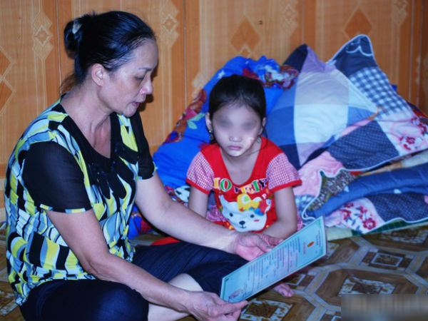 Bé gái vô danh 7 năm theo mẹ ăn xin trên cầu Thanh Trì đã được khai sinh, bà ngoại rưng rưng ngày đầu tiên dắt tay cháu tới trường