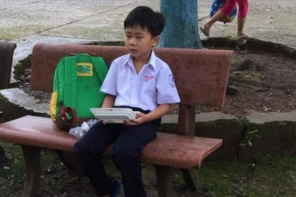 Ngày đầu tiên đi học không được mẹ dắt đến trường, cậu bé có biểu cảm vừa đáng thương vừa buồn cười