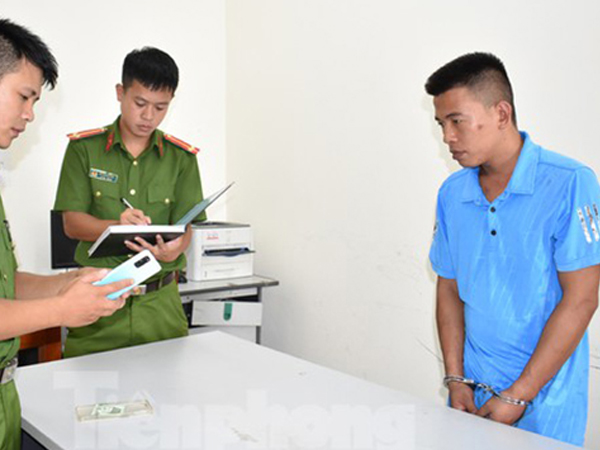 Hành khách siết cổ tài xế rồi cướp ôtô