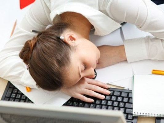 Thức khuya, nằm ngủ sai tư thế, chàng trai 22 tuổi suýt mất cả cánh tay