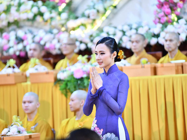 Angela Phương Trinh làm diễn giả tại chùa: Nhan sắc tựa nữ thần, sống mũi 'thảm họa' biến mất