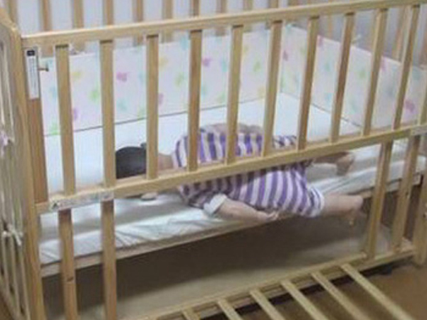 Bé gái 9 tháng tuổi chết ngạt ở trong cũi, khám nghiệm tử thi mới phát hiện hành vi khó dung thứ của người cha