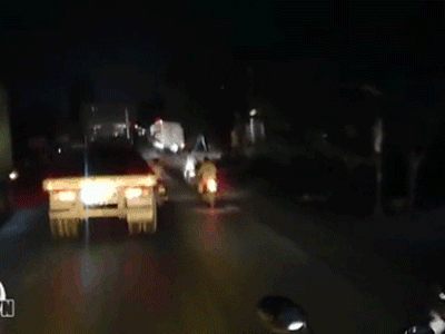 Video: Mải 'tám' chuyện với bạn, người đàn ông suýt chết vì pha đánh lái ngẫu hứng