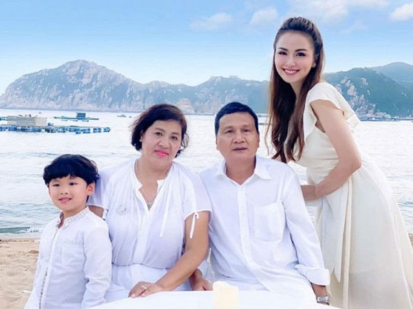 Hoa hậu Diễm Hương hiếm hoi đăng ảnh bên bố mẹ ruột sau 4 năm từ mặt