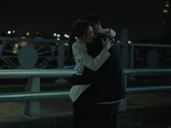 'Hoa của quỷ': Nghẹn ngào cảnh Lee Jun Ki ôm vợ - Moon Chae Won òa khóc nức nở vì thân phận bị bại lộ