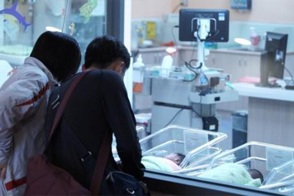 Thấy con ngày càng 'đẹp trai', người bố đi xét nghiệm thì phát hiện ra sự thật phũ phàng