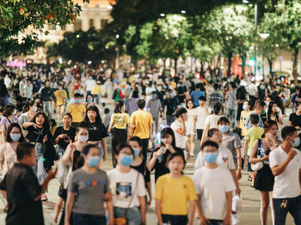 Ảnh: Người Sài Gòn đeo khẩu trang đổ xô về phố đi bộ Nguyễn Huệ vui chơi tối ngày 2/9
