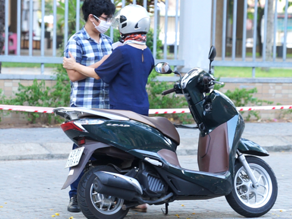 Video: Phụ huynh 'tiếp sức' sĩ tử Đà Nẵng bằng những cái ôm ấm áp trước môn thi đầu tiên