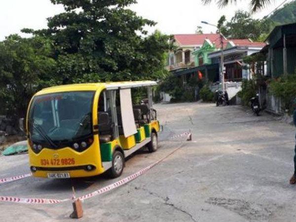 Chạy sang đường, bé trai 5 tuổi bị xe điện tông chết thương tâm