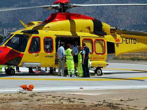 Thai phụ mắc COVID-19 sinh con trên trực thăng