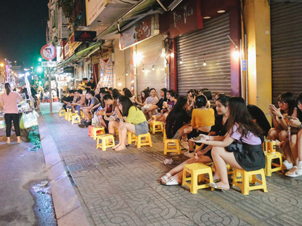 Nhiều quán cafe thâu đêm ở Sài Gòn chật kín khách: Sức chi tiêu của người Việt về đêm đâu kém du khách quốc tế!