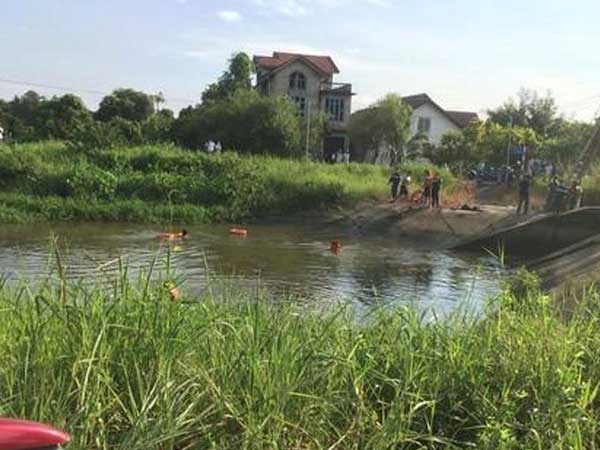 Hai bé trai bỏ nhà đi bụi, một em rơi xuống bờ kênh chết đuối