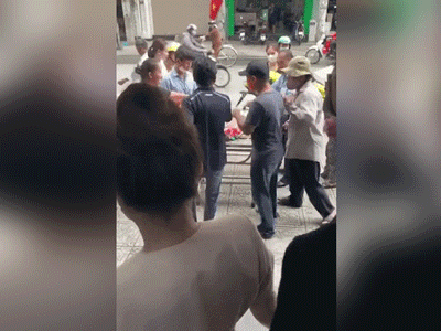 Clip: Chưa kịp đặt heo sữa quay lên bàn cúng đã bị 'cô hồn sống' tranh cướp, giật mất khiến gia chủ ngã nhào