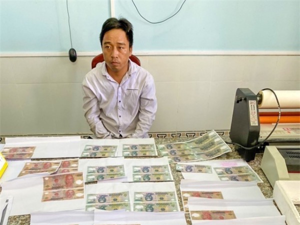 Cần Thơ: Triệt phá 'xưởng' in tiền giả, bắt 2 nghi phạm