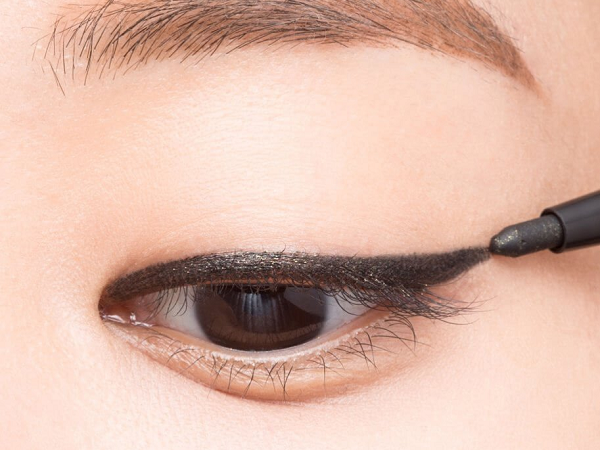 Cô nàng hút nghìn like khi chia sẻ tips vẽ eyeliner đơn giản nhưng thành quả 'nét' như chuyên gia trang điểm