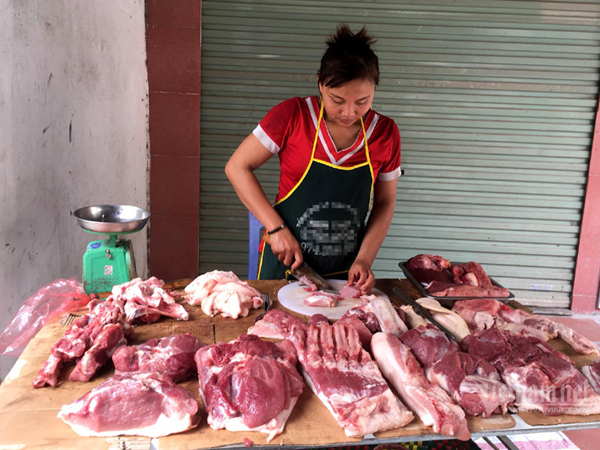 Giá lợn hơi lao dốc, chợ giảm nhỏ giọt, dân buôn kêu ế dài