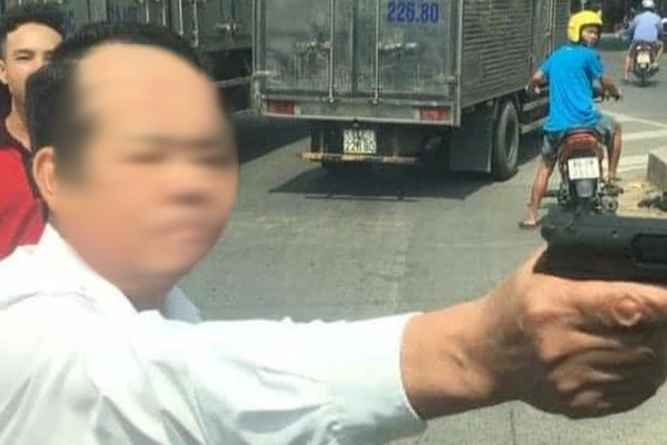 Bắc Ninh: Công an vào cuộc xác minh người đàn ông rút súng doạ bắn 'vỡ sọ' người đi đường khi tham gia giao thông