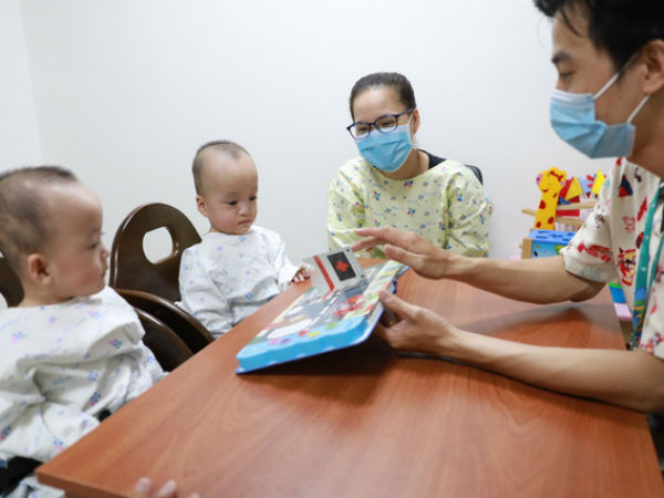 50 ngày sau mổ tách của Trúc Nhi, Diệu Nhi