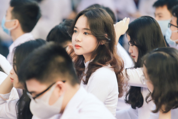 Loạt visual gây thương nhớ trong ngày khai giảng của trường THPT chuyên Trần Đại Nghĩa