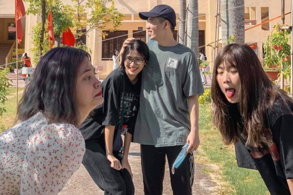 Bức ảnh 'cà khịa' cặp đôi đang yêu trong lễ khai giảng năm ngoái được tái hiện với một điều bất ngờ