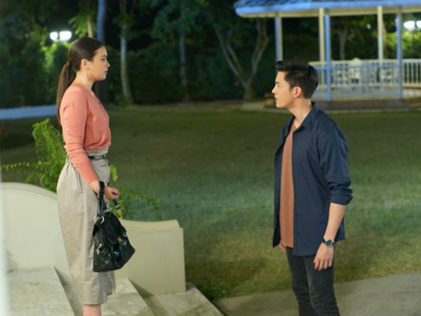 Chồng dứt khoát ly hôn nhưng vừa đặt bút ký, nghe những lời dặn dò của vợ anh lập tức xé đơn thay đổi quyết định