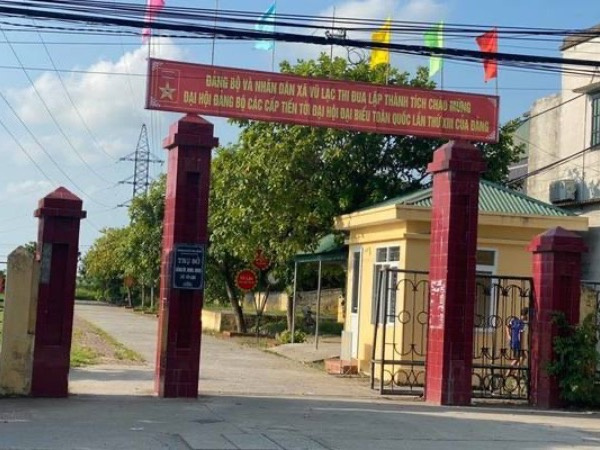 Đình chỉ công tác phó bí thư xã đến nhà công an viên đánh bạc