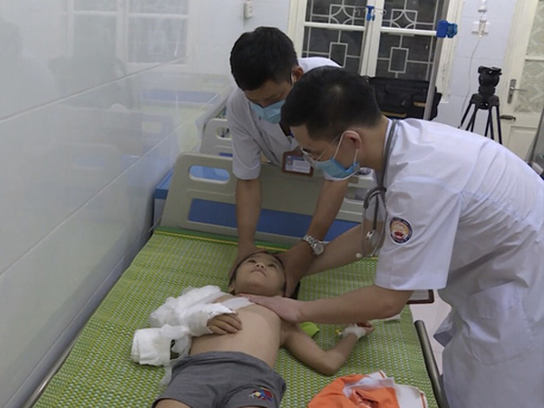 Bé gái 6 tuổi bị bố đẻ bạo hành dã man ở Bắc Ninh: Nhiều lần bị đánh đập nhưng không ai dám can ngăn, bị nhốt trong nhà vì sợ đến trường lộ vết thương?