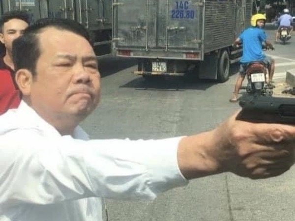 Khám nhà giám đốc rút súng dọa bắn người, thu súng và 3 viên đạn