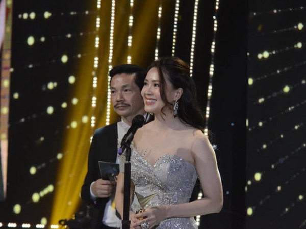 Hồng Diễm khóc không ngừng khi nhận giải Nữ chính ấn tượng nhất VTV Awards, nhắc tới 'Ngôi sao Khuê của anh Bảo' khiến fan vỡ òa