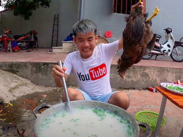 Con trai Bà Tân Vlog bị dân mạng chỉ trích gay gắt khi nấu cháo với gà còn nguyên lông: 'Vừa mất vệ sinh lại còn phí phạm thức ăn'