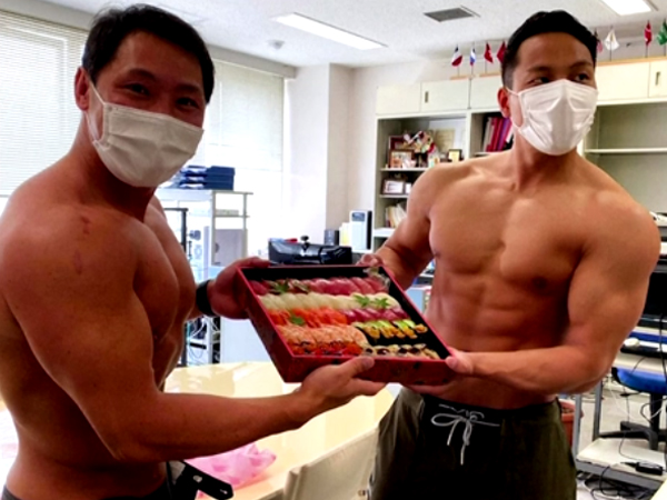 Nhà hàng sushi 60 năm tuổi ở Nhật gây sốt vì thuê VĐV thể hình làm shipper, cởi trần khoe múi khi đi giao đồ ăn cho khách