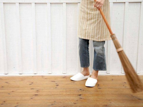Tại sao không nên quét nhà vào 3 thời điểm này, đặc biệt là sáng sớm?