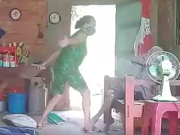 Điều tra clip con gái đánh đập, đổ phân lên đầu mẹ già