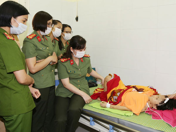 Vụ bé gái 6 tuổi bị bố đẻ bạo hành dã man ở Bắc Ninh: Hàng xóm sống trong nỗi sợ hãi, nhiều người bị dí dao vào cổ dọa giết nếu tiết lộ sự việc