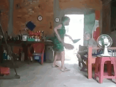 Rùng mình trước hình ảnh người phụ nữ xúc rác đổ vào miệng cụ bà, nạn nhân bị đánh dã man, không thể chống cự