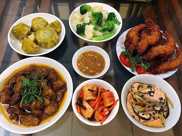 Vợ chẳng bao giờ vào bếp bỗng chuẩn bị mâm cơm thịnh soạn, anh chồng rụng rời khi biết lý do phía sau sự chu đáo này