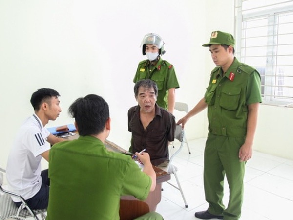 Người đàn ông làm liều, cướp tiền trong quầy phát lương hưu