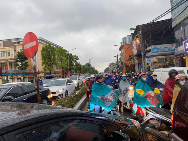 Vừa sáng đầu tuần đã mưa lớn, tắc đường, tài xế ô tô suýt tưởng mình quáng gà, đi ngược chiều khi chứng kiến cảnh này
