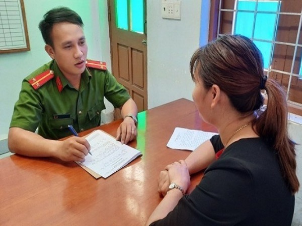 Giận chồng, vợ giấu tiền vàng ở vườn hàng xóm rồi báo trộm