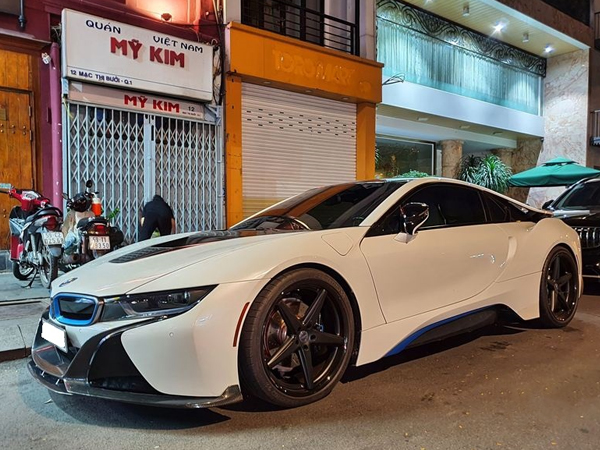 Sài Gòn: BMW i8 'lên đời' với gói độ carbon 'kịch độc', còn ai dám chê i8 'hết thời' ?