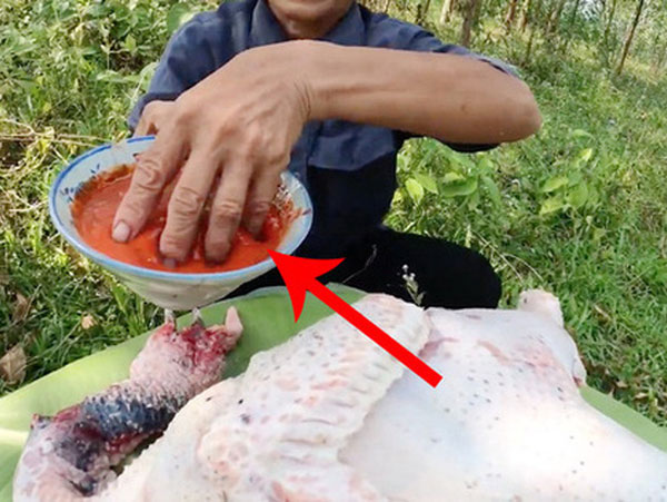 Tiếp tục nấu cơm bằng tay trần, bà Tân vlog không chờ dân mạng kịp ý kiến đã lên tiếng thanh minh