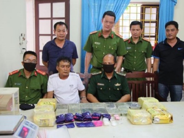 Nghệ An: Anh em họ hàng rủ nhau buôn 'hàng trắng', chôn cả chục cân ma tuý trong vườn