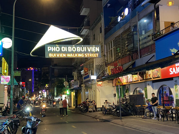 Ảnh: Các quán bar, vũ trường ở phố Tây Bùi Viện được hoạt động trở lại nhưng vẫn vắng khách